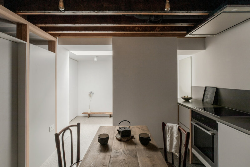 Kitchen and study illuminated by a skylight - Fran Mart
