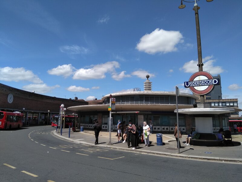 Southgate Tube Station (https://commons.wikimedia.org/wiki/File:Southgate_Station_(1).jpg)