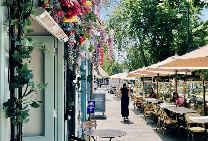 The Pavement's tables and chairs